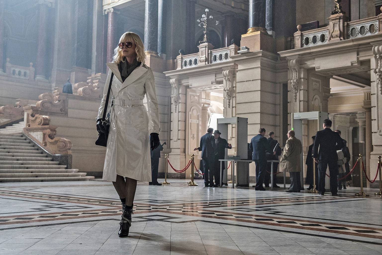 Charlize Theron w kostiumie Johna Galliano, „Atomic Blonde, 2017 r. (Fot. © Kata Vermes/Focus Features/Kobal/REX/Shutterstock)