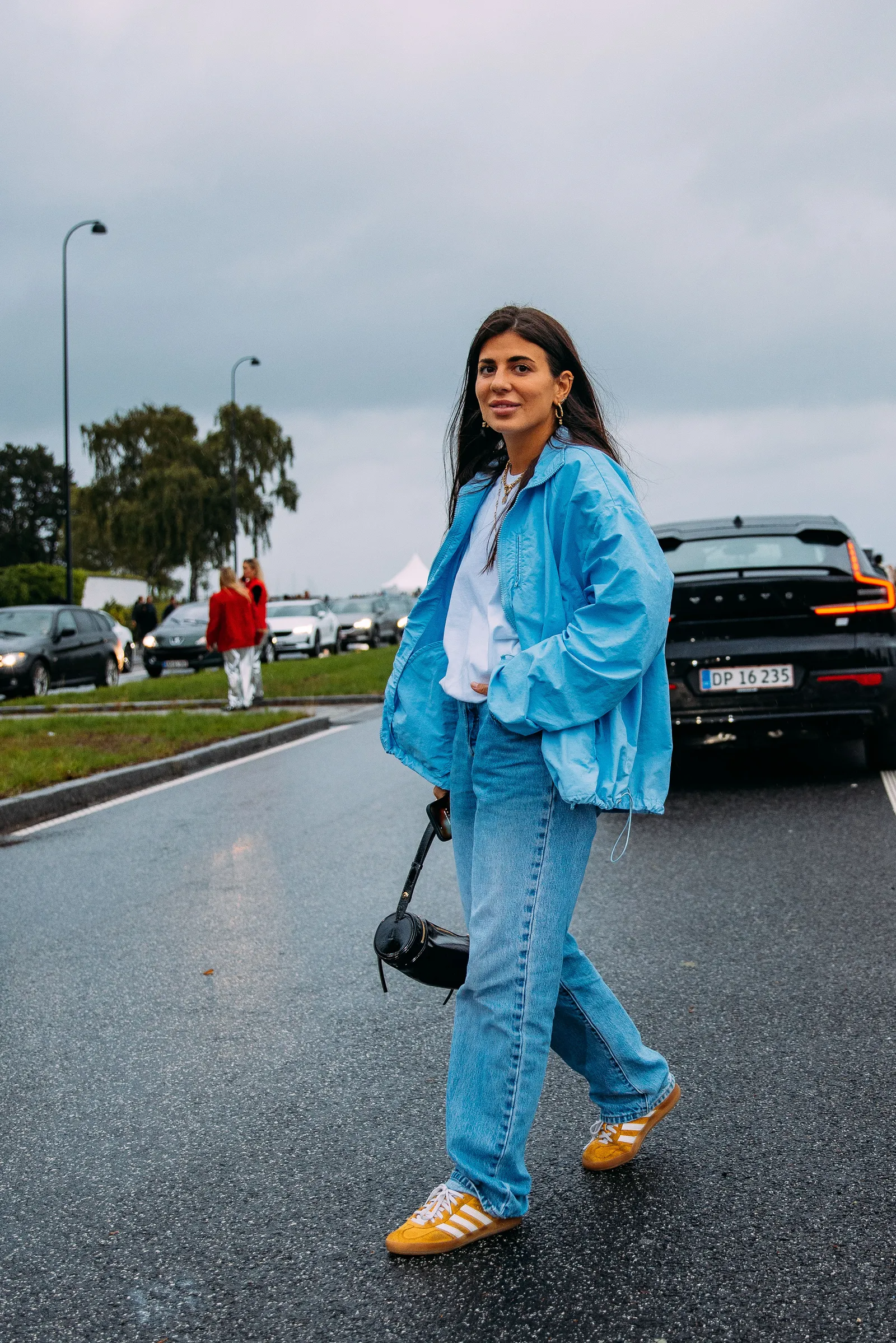 Sneakersy z zaokrąglonym noskiem lepiej się prezentują w towarzystwie jeansów baggy o prostej nogawce (Fot. Getty Images)