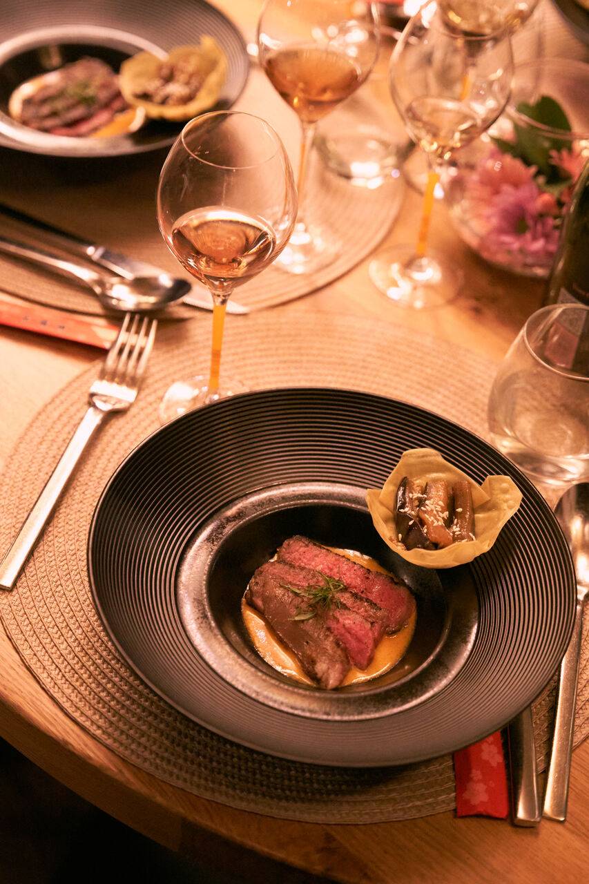 Wołowina Wagyu z sosem Panang Curry w pairingu z Veuve Clicquot La Grande Dame Rosé Vintage 2004