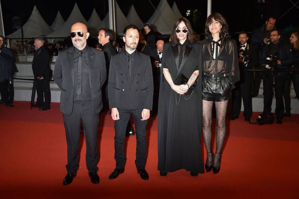 Charlotte Gainsbourg, Gaspar Noé, Anthony Vaccarello i Béatrice Dalle w Cannes (Fot. Getty Images)
