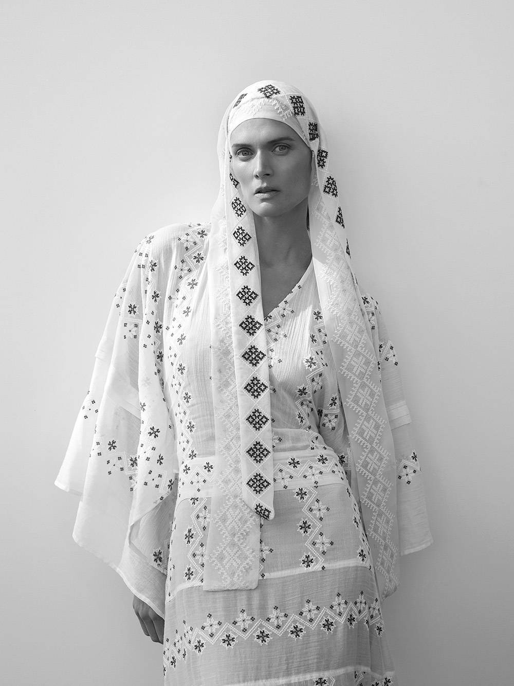 Haftowana suknia maxi w klimacie folkowym, Re.Design wiosna-lato 2019 (Fot.Wunsche&Samsel / SameSame)