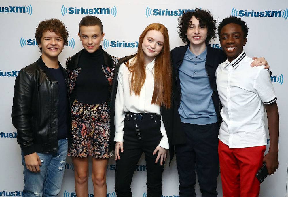Millie Bobby Brown z obsadą „Stranger Things” (Fot. Getty Images)