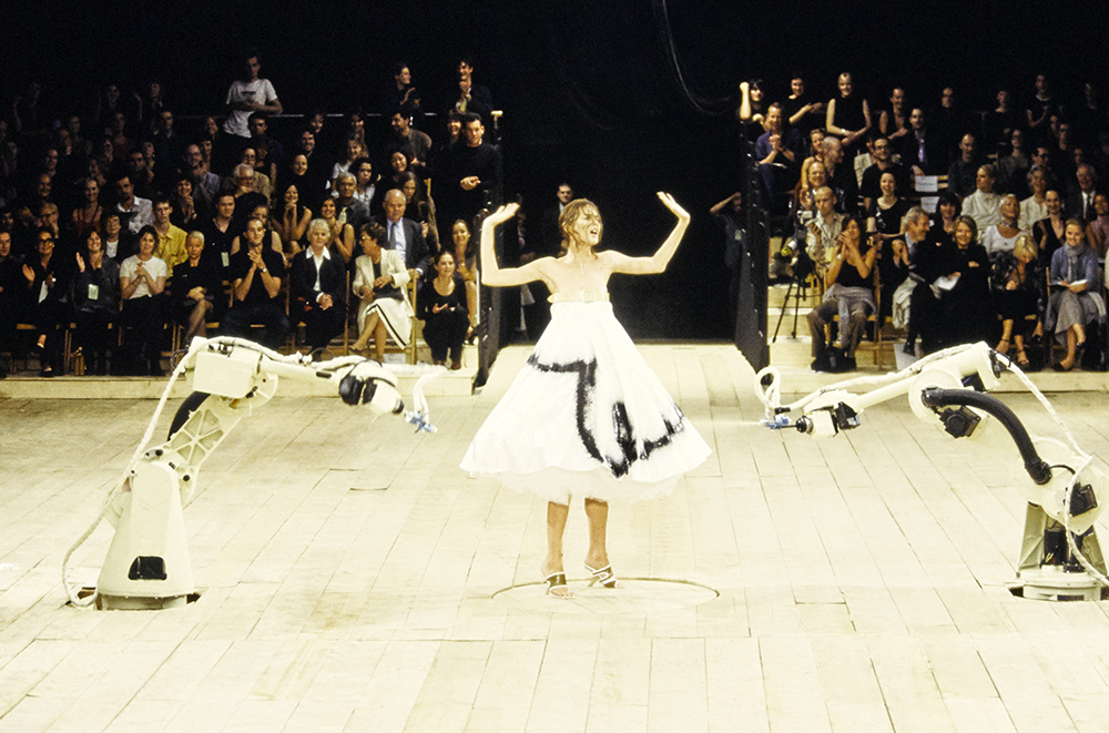 Pokaz kolekcji Alexandra McQueena wiosna-lato 1999 (Fot. Getty Images)