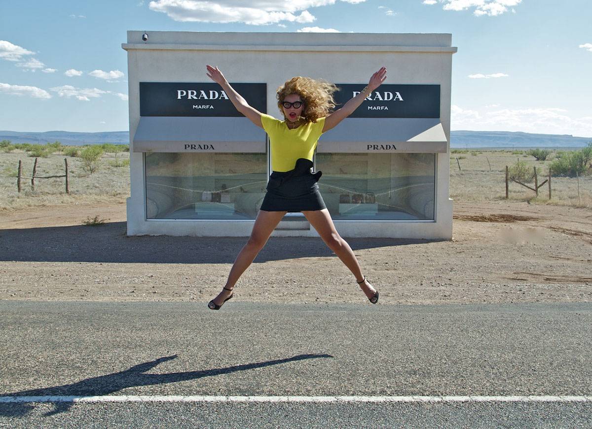 Beyoncé na tle pracy Prada Marfa, 2012 (Fot. iam.beyonce.com)