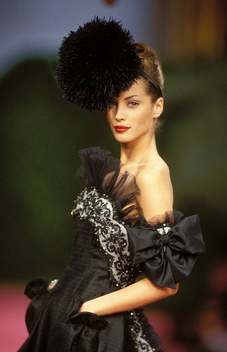 Guy Laroche haute couture wiosna-lato 1992 (Fot. Getty Images)