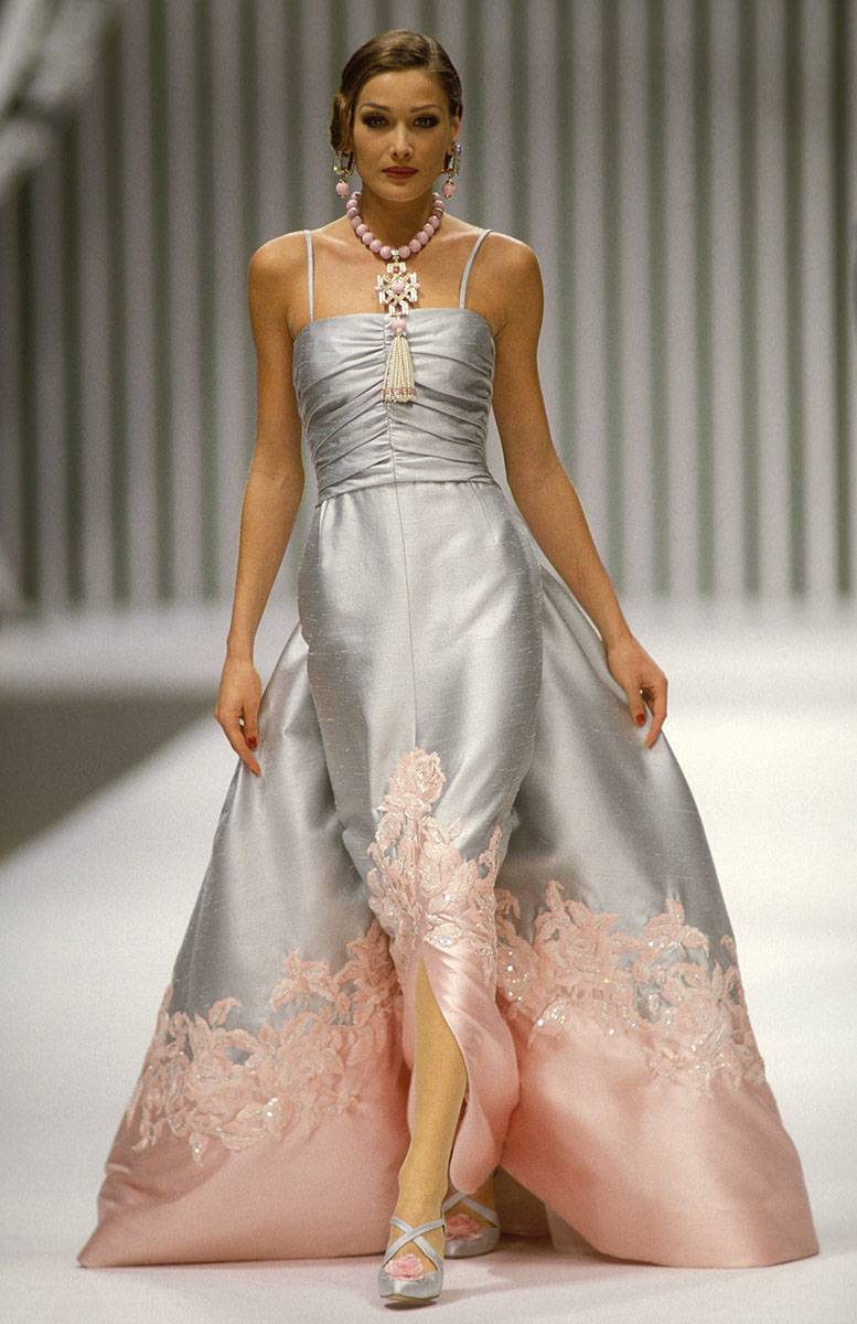 Valentino haute couture wiosna-lato 1992 (Fot. Getty Images)