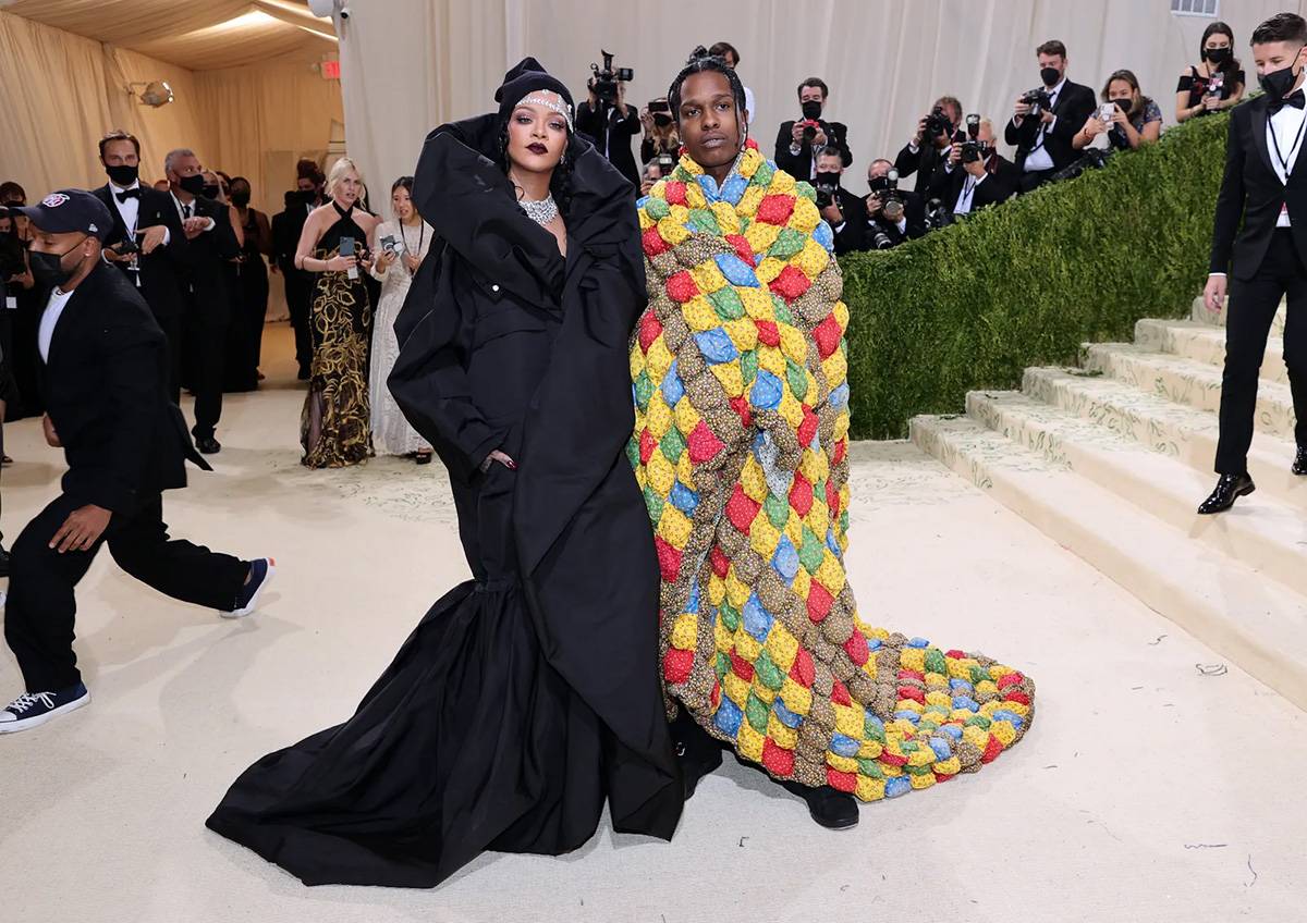 Rihanna w sukni Balenciaga Couture i A$AP Rocky w ERL / (Fot. Getty Images)