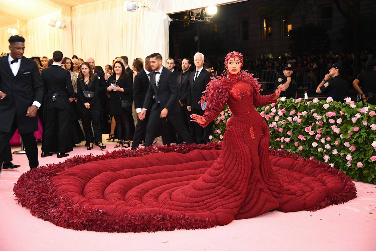 Cardi B w kreacji Thom Browne (Fot. Dimitrios Kambouris/Getty Images for The Met Museum/Vogue)