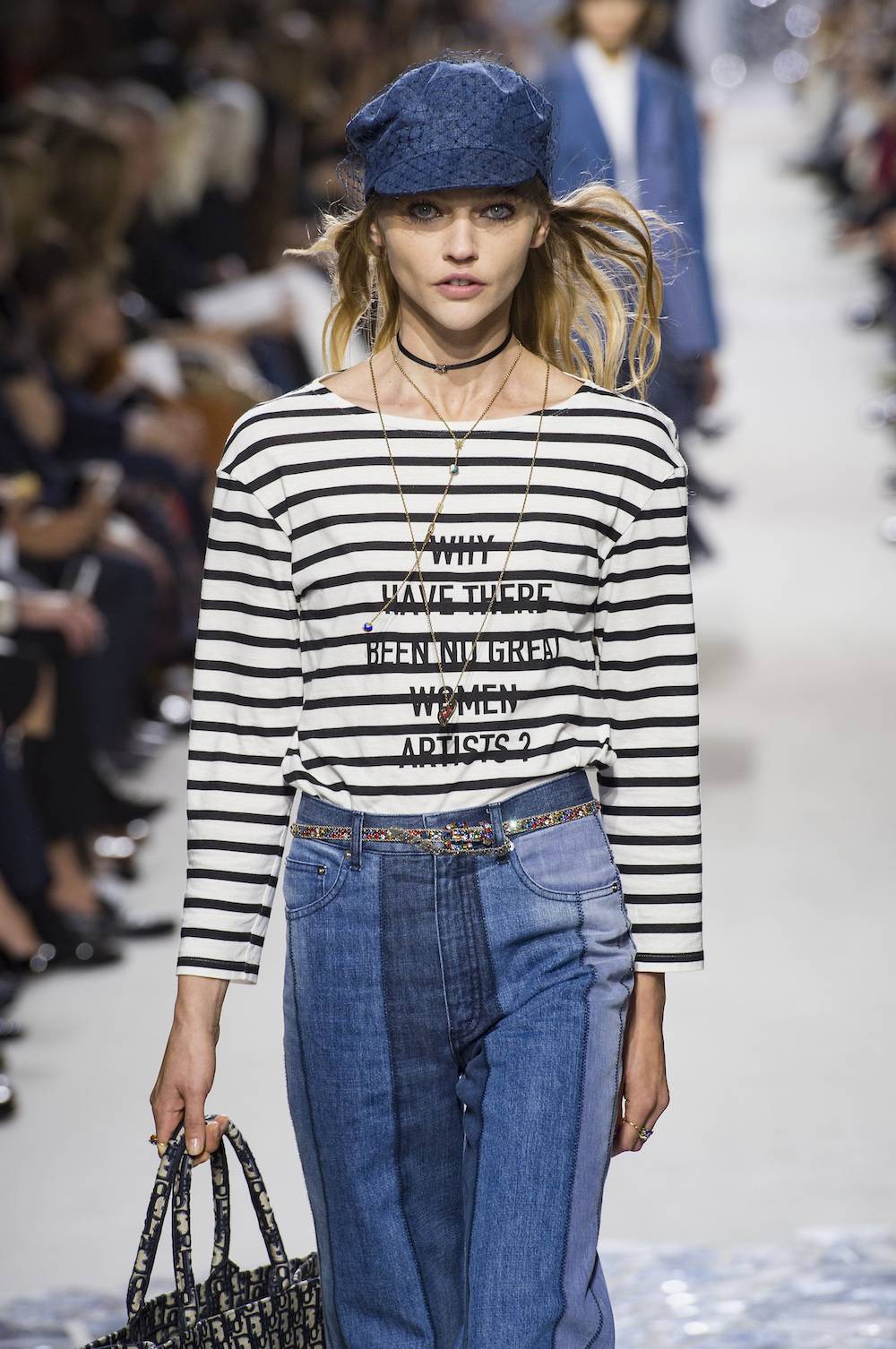 Sasha Pivovarova na pokazie kolekcji wiosna-lato 2018 Diora z T-shirtem z hasłem Why Are There No Great Women Artists? (Fot. ImaxTree)