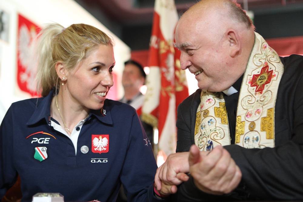 Zofia Klepacka, kapelan Jerzy Błaszczak (Fot. Tomasz Jastrzebowski/REPORTER/EastNews)