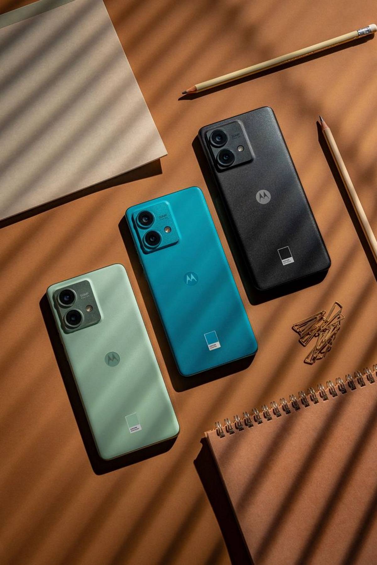Smartfon motorola edge 40 neo w trzech wersjach kolorystycznych/ Fot. Materiały prasowe