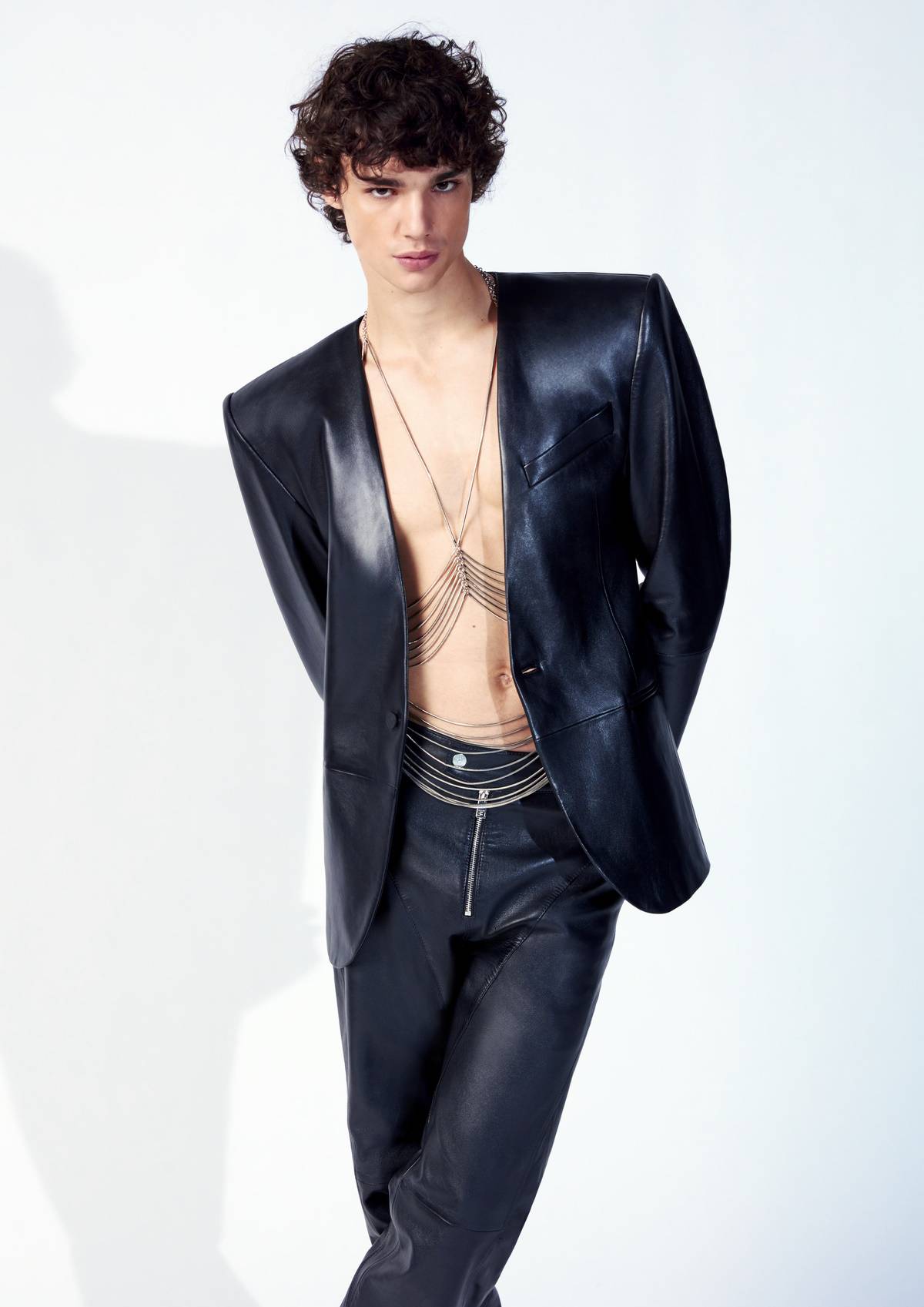 Kolekcja Mugler x H&M, której światowa premiera odbędzie się już 11 maja, to najbardziej ekscytująca współpraca roku.