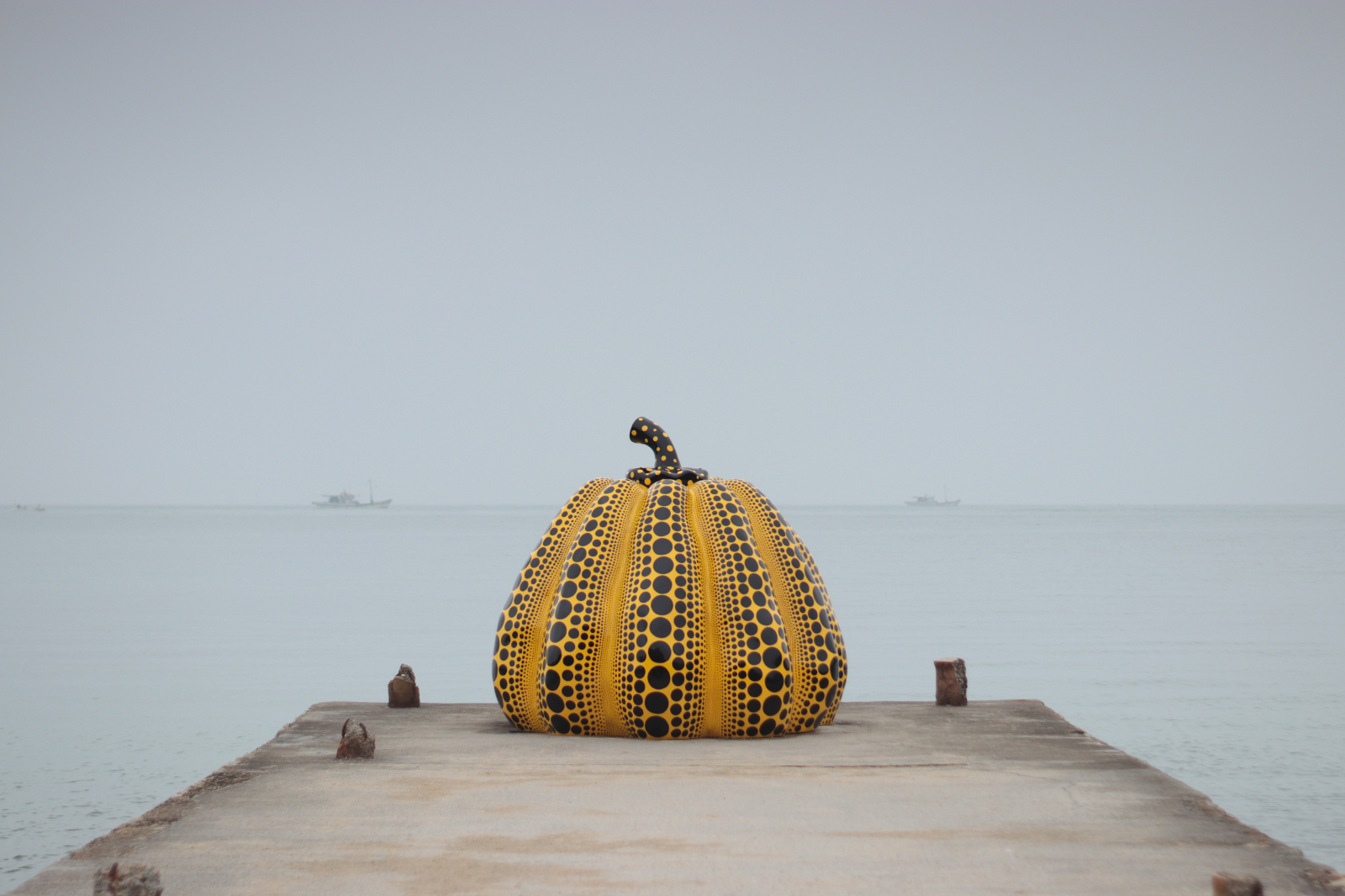 Rzeźba Yayoi Kusamy „Pumpkin” (2022) w Benesse House Museum na Naoshimie (Fot. © Marta Paula Tychoniec)