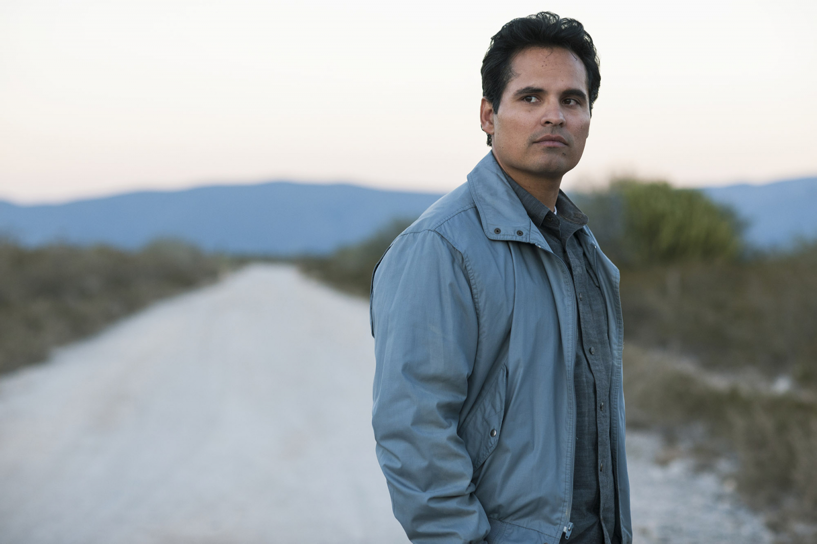 Michael Peña jako Kiki Camerena w czwartym sezonie serialu Narcos (Fot. Materiały prasowe Netflix)