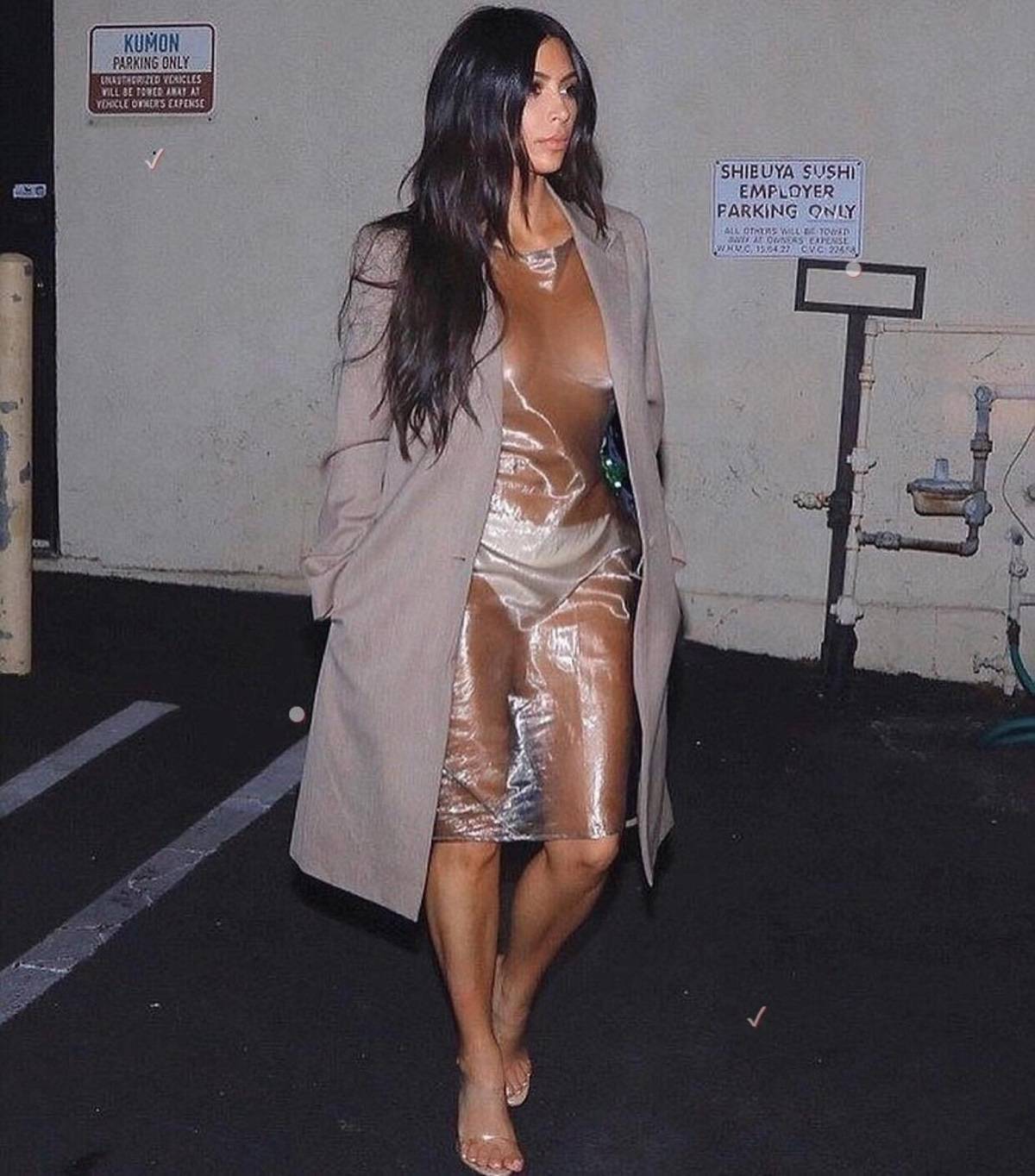 Kim Kardashian w płaszczu Rafa Simonsa z 1998 roku i sukience Helmuta Langa