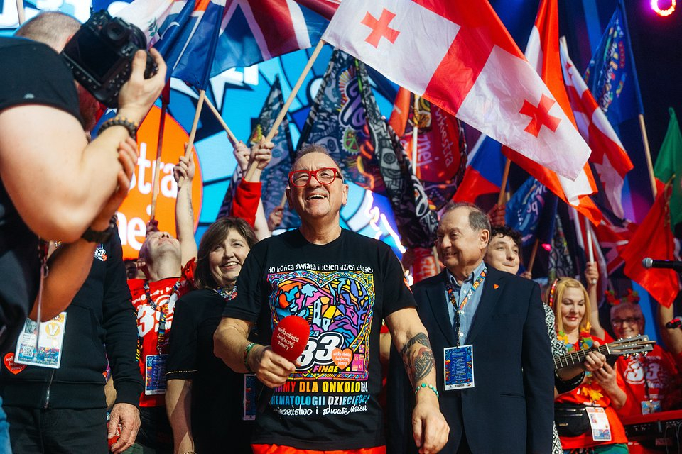 Jurek Owsiak podczas finału 33. Wielkiej Orkiestry Świątecznej Pomocy w 2025 roku (Fot. Maks Małota)