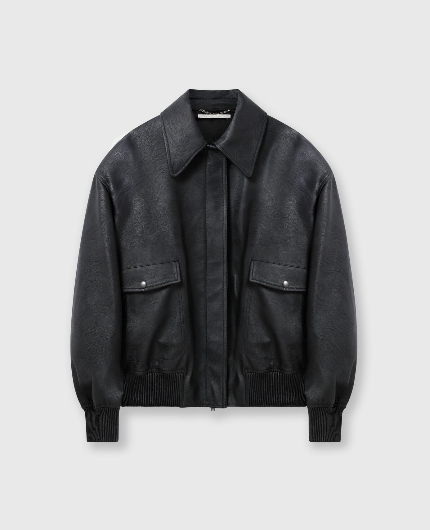 Oversize'owa czarna bomberka z wegańskiej skóry, marki Stella McCartney.