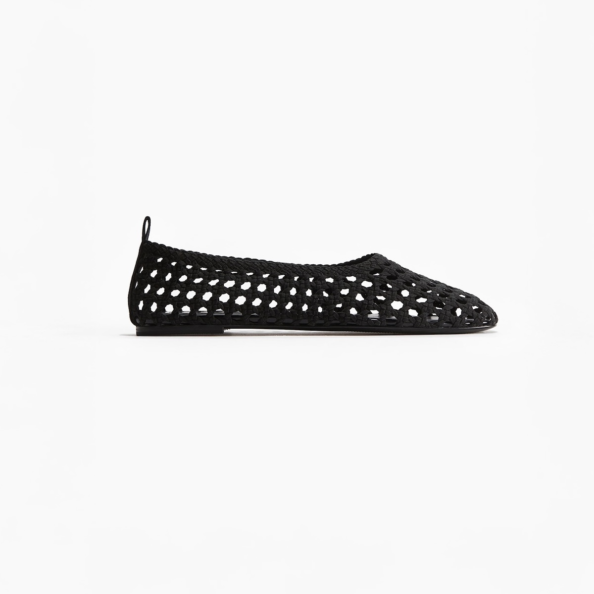 Plecione baleriny w czarnym kolorze marki H&M.