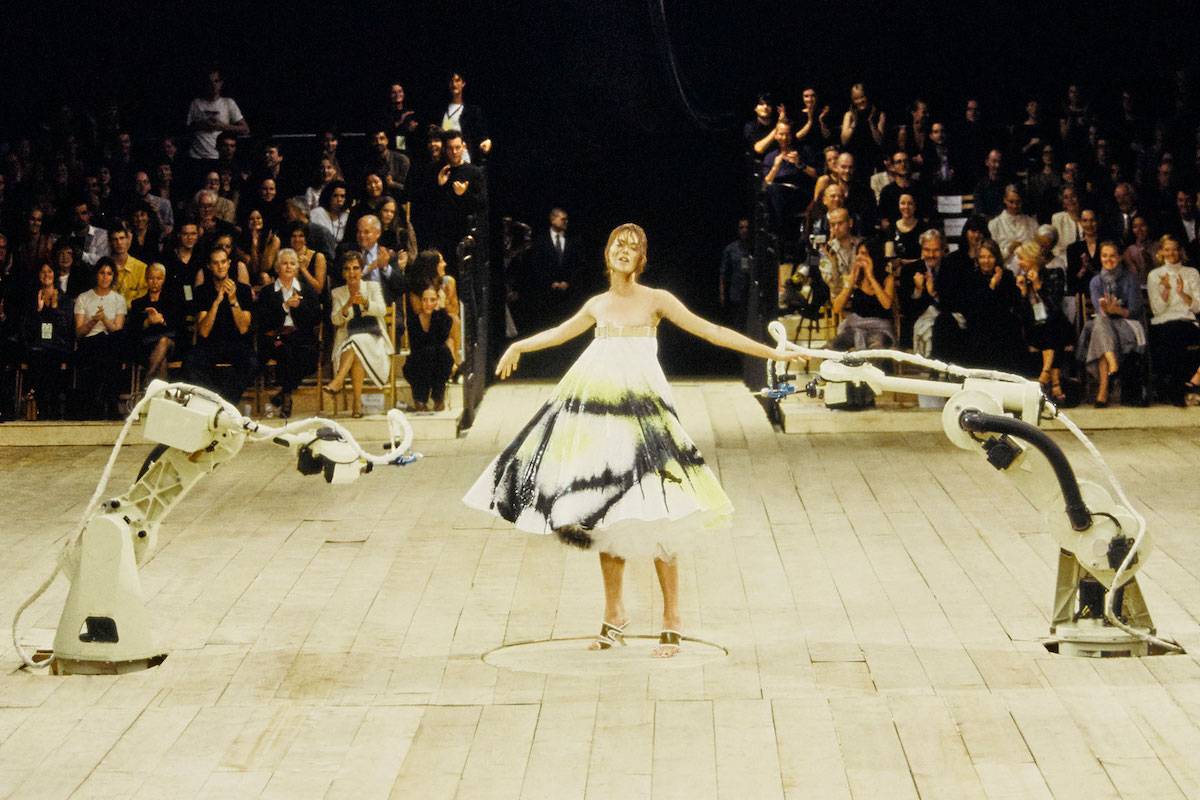 No. 13, Alexander McQueen wiosna-lato 1999 (Fot. Vogue International/Getty Images)