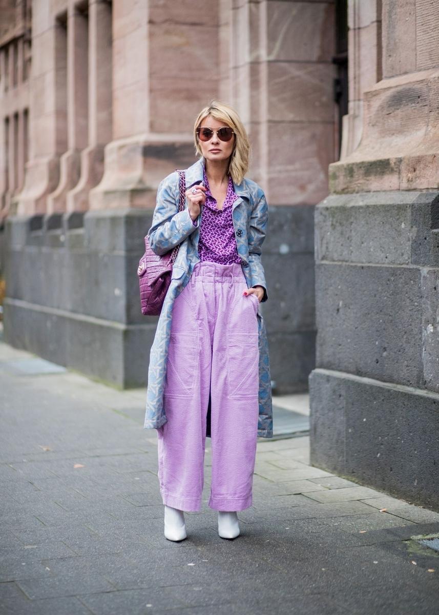 Gitta Banko ma na sobie płaszcz od Dawida Tomaszewskiego, bluzkę od HUGO, Lawendowe sztruksy od Weekday, fioletową torebkę Timeless Chanel, skórzane botki od Kurta Geigera i okulary Miu Miu, grudzień 2017. (Fot. Christian Vierig, Getty Images)