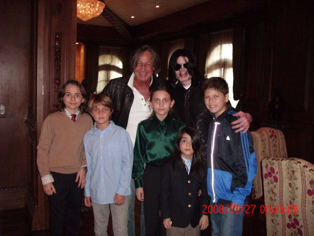 Michael Jackson oraz jego dzieci pozują z bliskim znajomym piosenkarza Mohamedem Hadidem i jego dziećmi, 27.11.2008 r. (Fot. Getty Images)