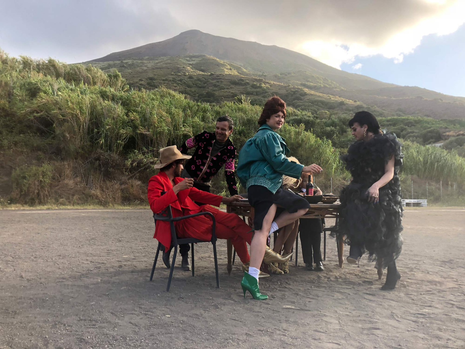Pulina Ołowska w trakcie zdjęc do „Vogue Art Issue” z ekipą na Stromboli (Fot. Kacper Kasprzyk)