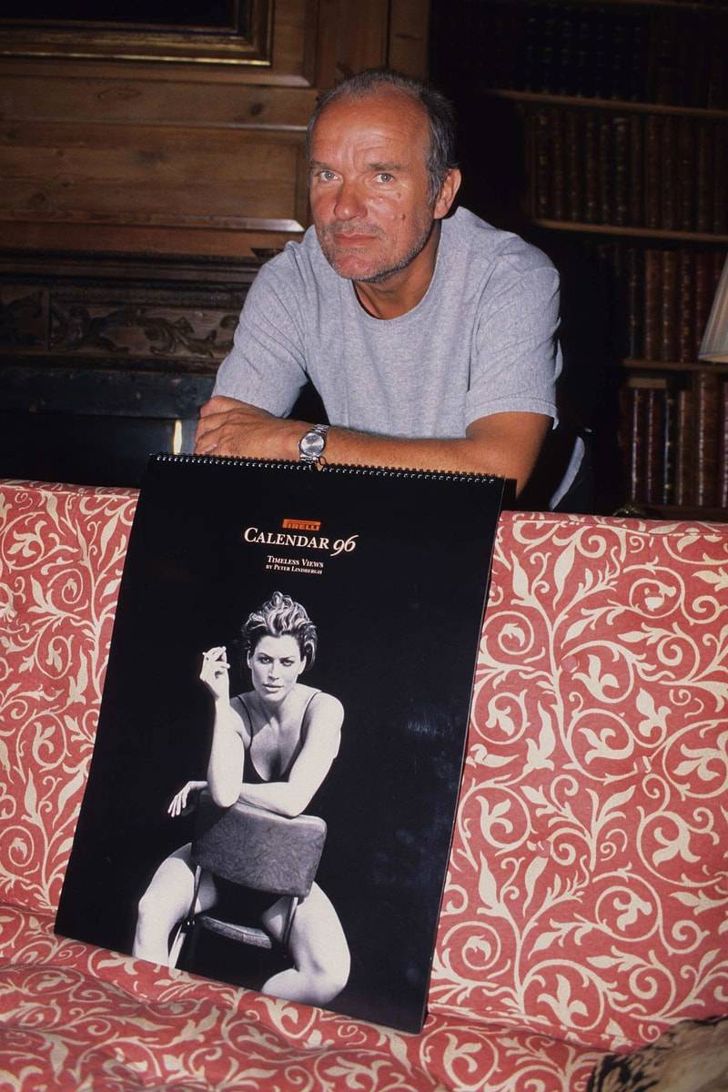 Peter Lindbergh pozuje ze swoim kalendarzem Pirelli, 1995 rok (Fot. Fred Duval/FilmMagic)