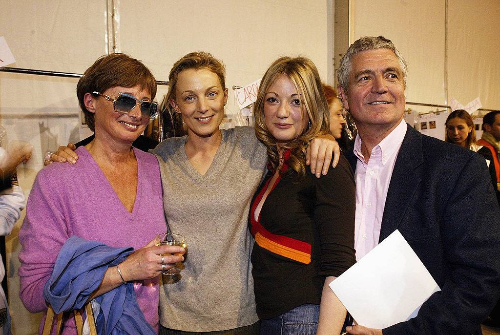 Backstage pokazu Chloé, Phoebe z matką, siostrą i przyjacielem matki (Fot. Getty Images)