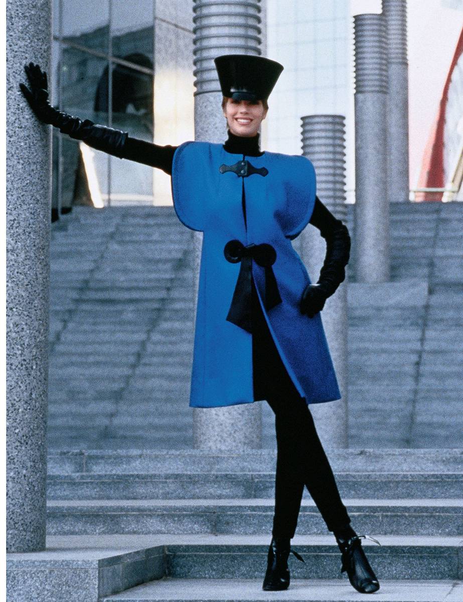 Modelka w niebieskiej, wełnianej kamizelce propjektu Pierrea Cardin, 1992 rok (Fot. Courtesy of Archives Pierre Cardin)