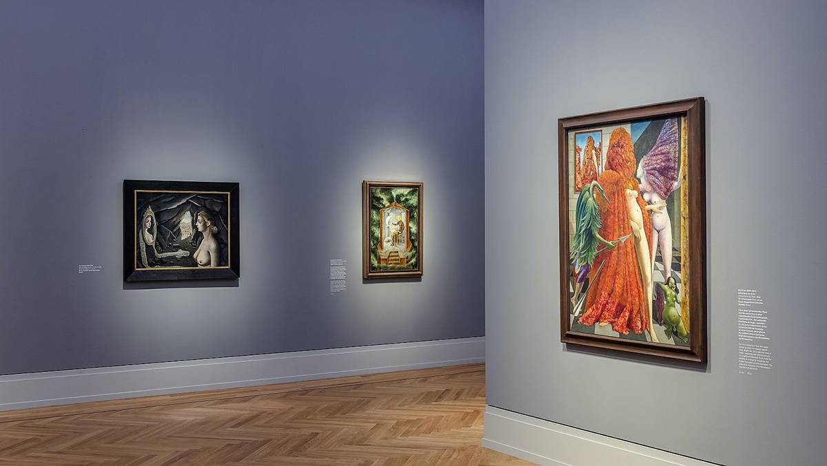 Po lewo: Paul Delaux, Women in the mirror, 1932; po prawo: Max Ernst, Attirement of the Bridge, 1940 / Fot. David von Becker