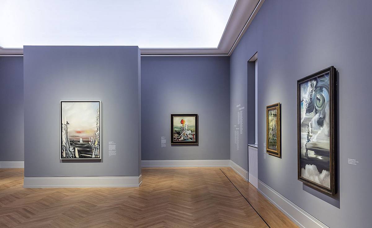 Yves Tanguy, od lewej: Fear, 1940; Through Fire but Not Trough Glass, 1943; Oscar Dominiquez, Cosmic Fantasy, 1938 / Fot. David von Becker