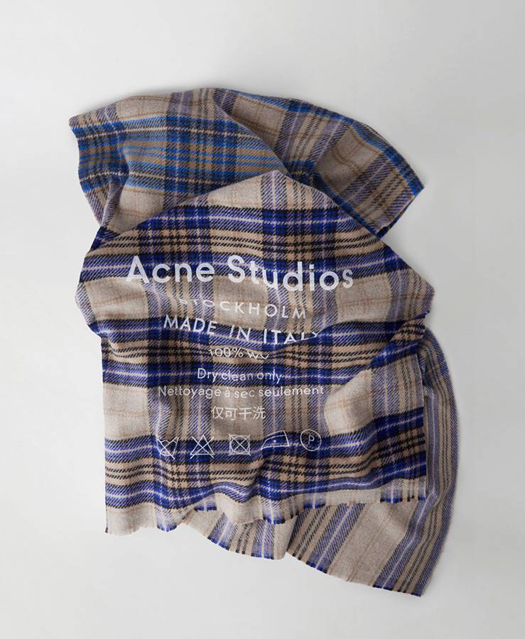 Szalik w kratę, Acne Studios, ok. 800 zł (Fot. materiały prasowe)