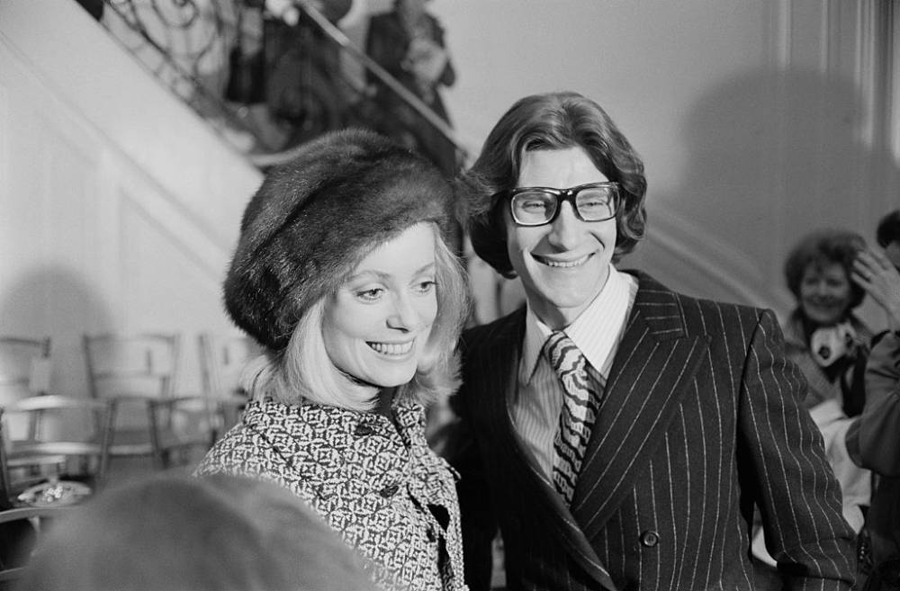 Catherine Deneuve i Yves Saint Laurent w 1970 roku (Fot. Reg Lancaster/Daily Express/Getty Images)