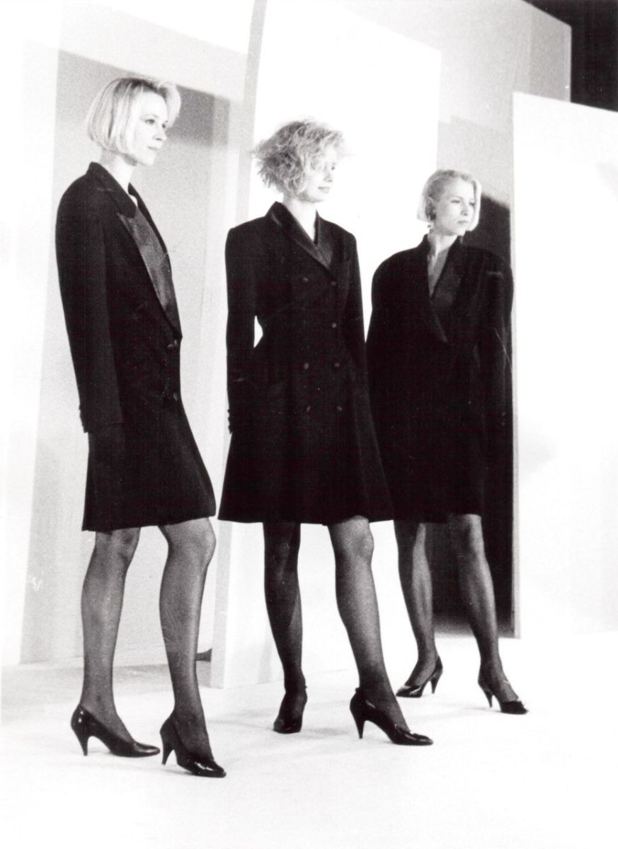Projekt Katarzyna Raszyńska. Suknie smokingowe z lat osiemdziesiątych i dziewięćdziesiątych. Moda Polska 1990 (Fot: Michał Ignar/ East News)