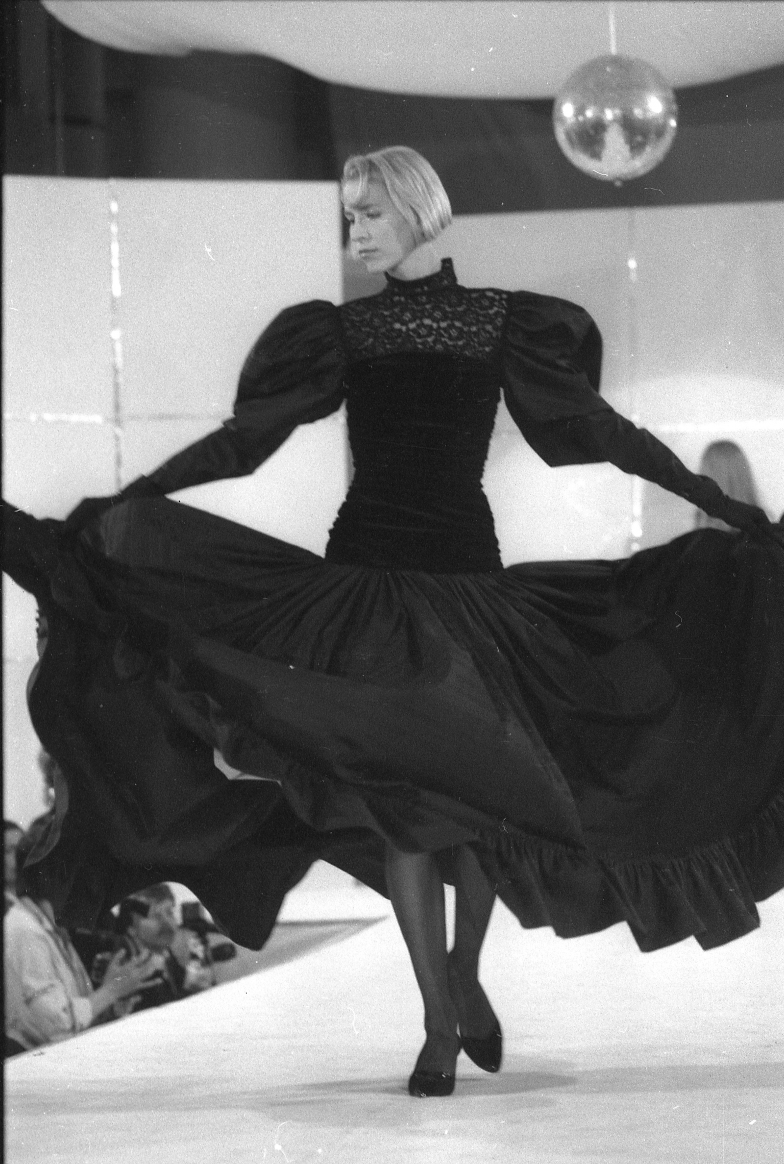 Pokaz mody na zime przedsiebiorstwa panstwowego Moda Polska, Warszawa, 05.02.1989. (Fot. Andrzej Marzec / EAST NEWS)