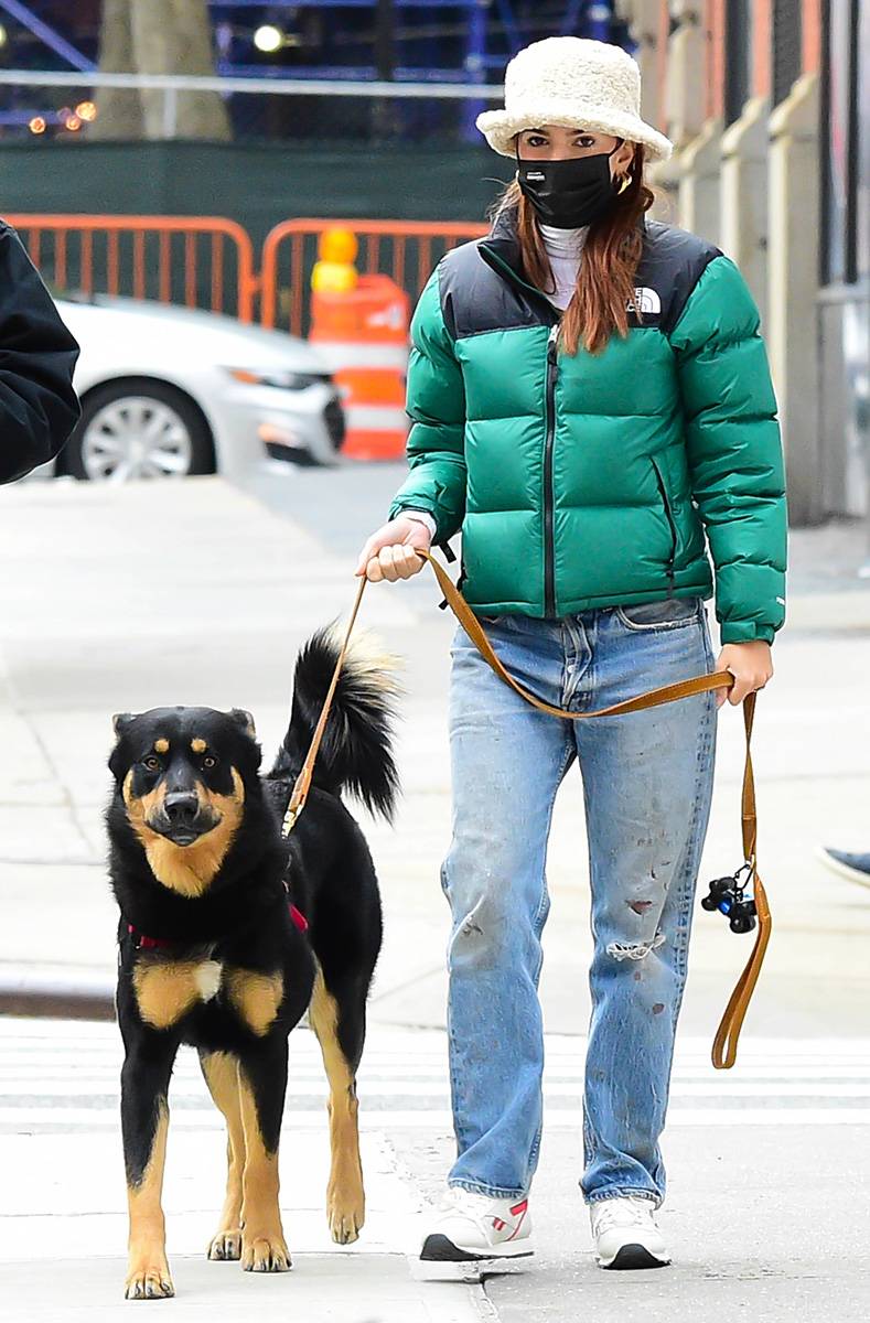 Emily Ratajkowski w kurtce North Face (Fot. Raymond Hall/GC Images)
