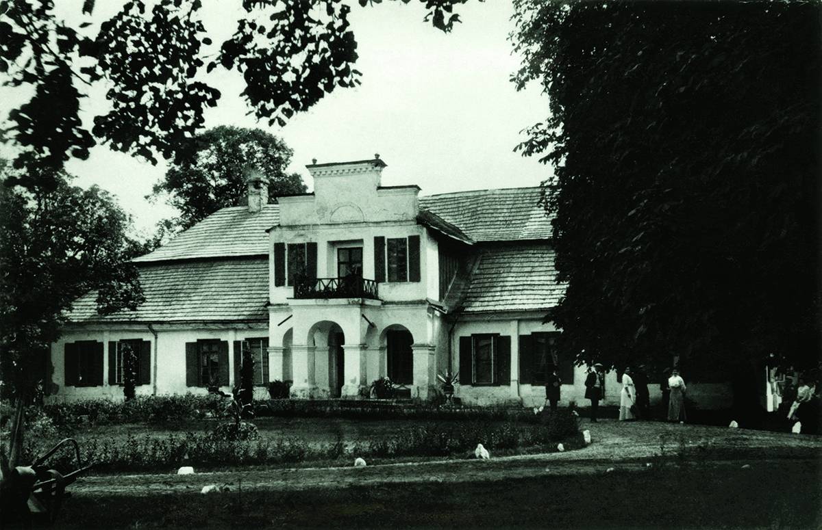 Kluczewsko, dwór od frontu (Fot. Archiwum Osrodka KARTA)