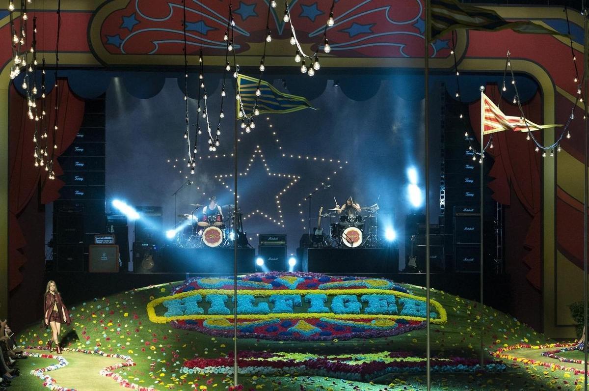 Scena muzyczna z instrumentami, przed którą znajduje się dywan z kwiatów. Całość posłużyła za scenografię pokazu kolekcji Tommyego Hilfigera wiosna-lato 2015.