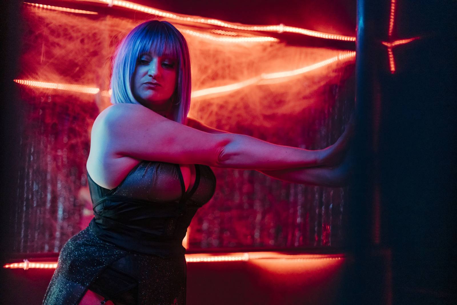 Daisy May Cooper jako Costello Jones w serialu „Zmokłe psy (Fot. HBO Max)