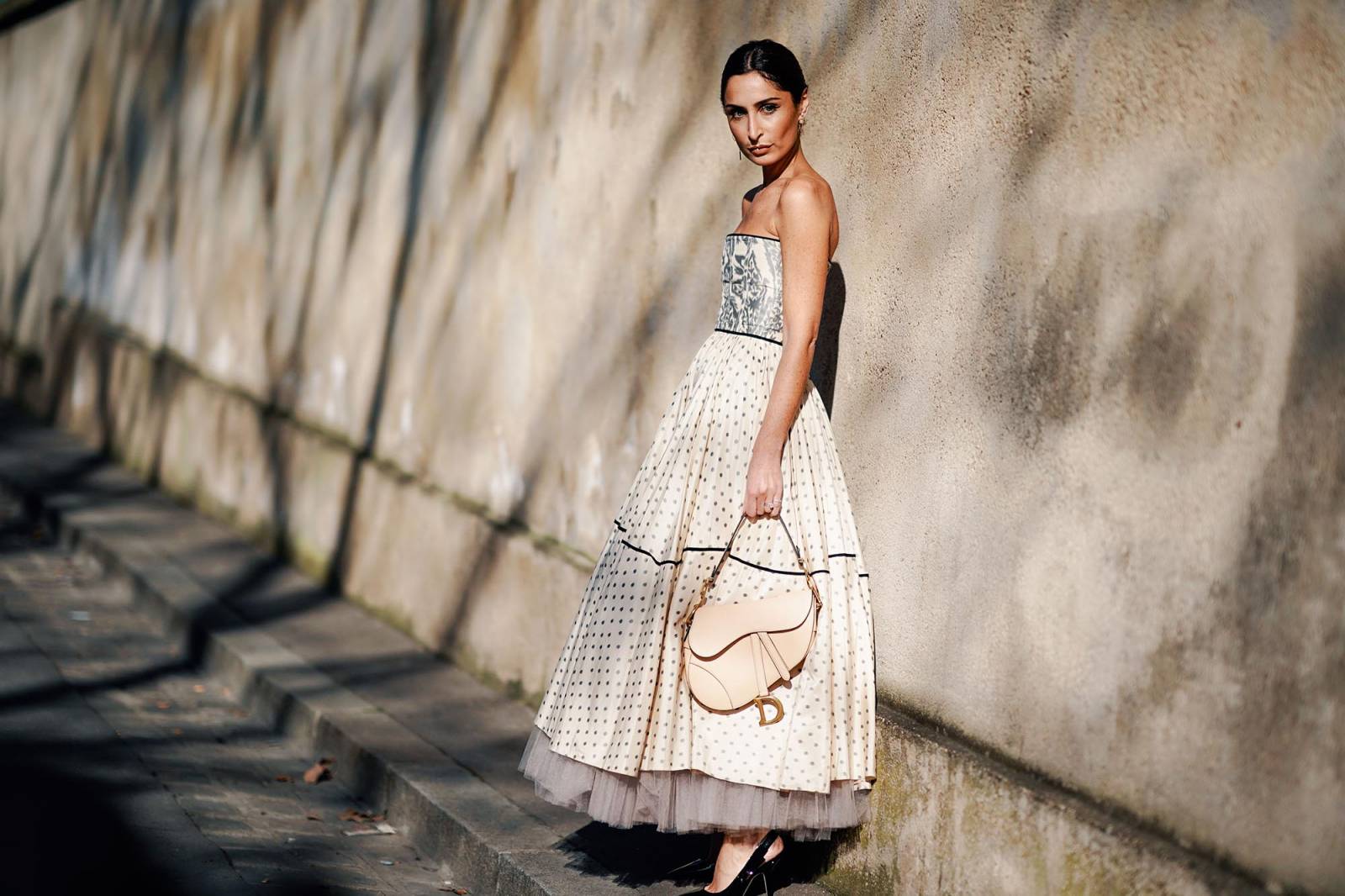 Street style podczas tygodnia mody w Paryżu (Fot. Edward Berthelot/Getty Images)