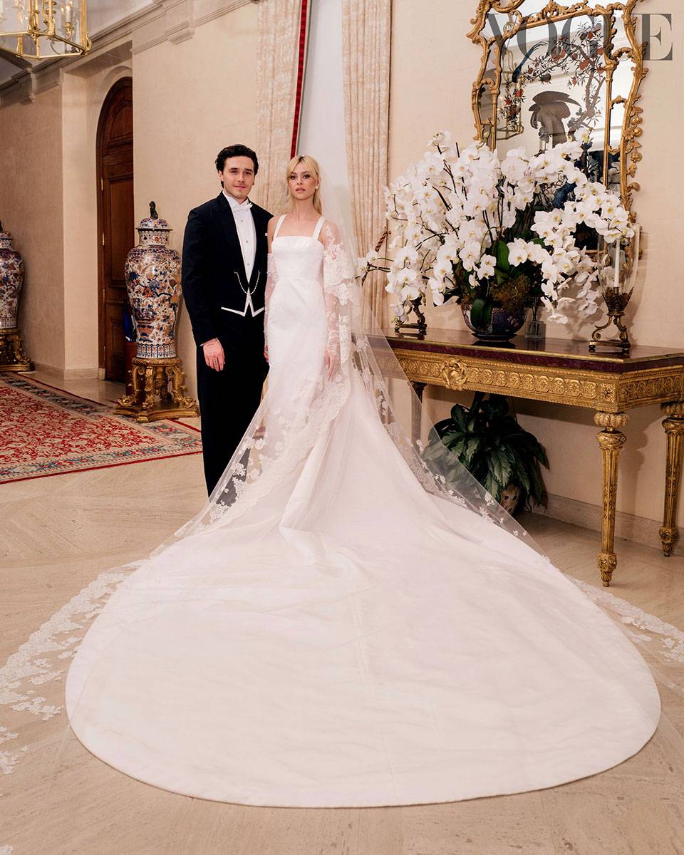 Na swój ślub z Brooklynem Beckhamem w rodzinnym domu w Palm Beach na Florydzie Nicola założyła suknię Valentino Haute Couture. Pan młody miał szyty na zamówienie garnitur Diora zaprojektowany przez Kima Jonesa. (Fot. German Larkin)