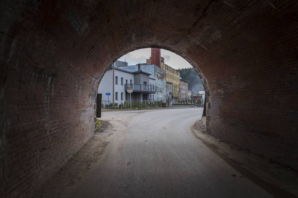 Marciszów na Dolnym Śląsku - poniemiecki przejazd pod torami kolejowymi wzmacnia doznania dźwiękowe i pozwala wsłuchać się w pejzaż dźwiękowy miejscowości (Fot. Filip Springer)