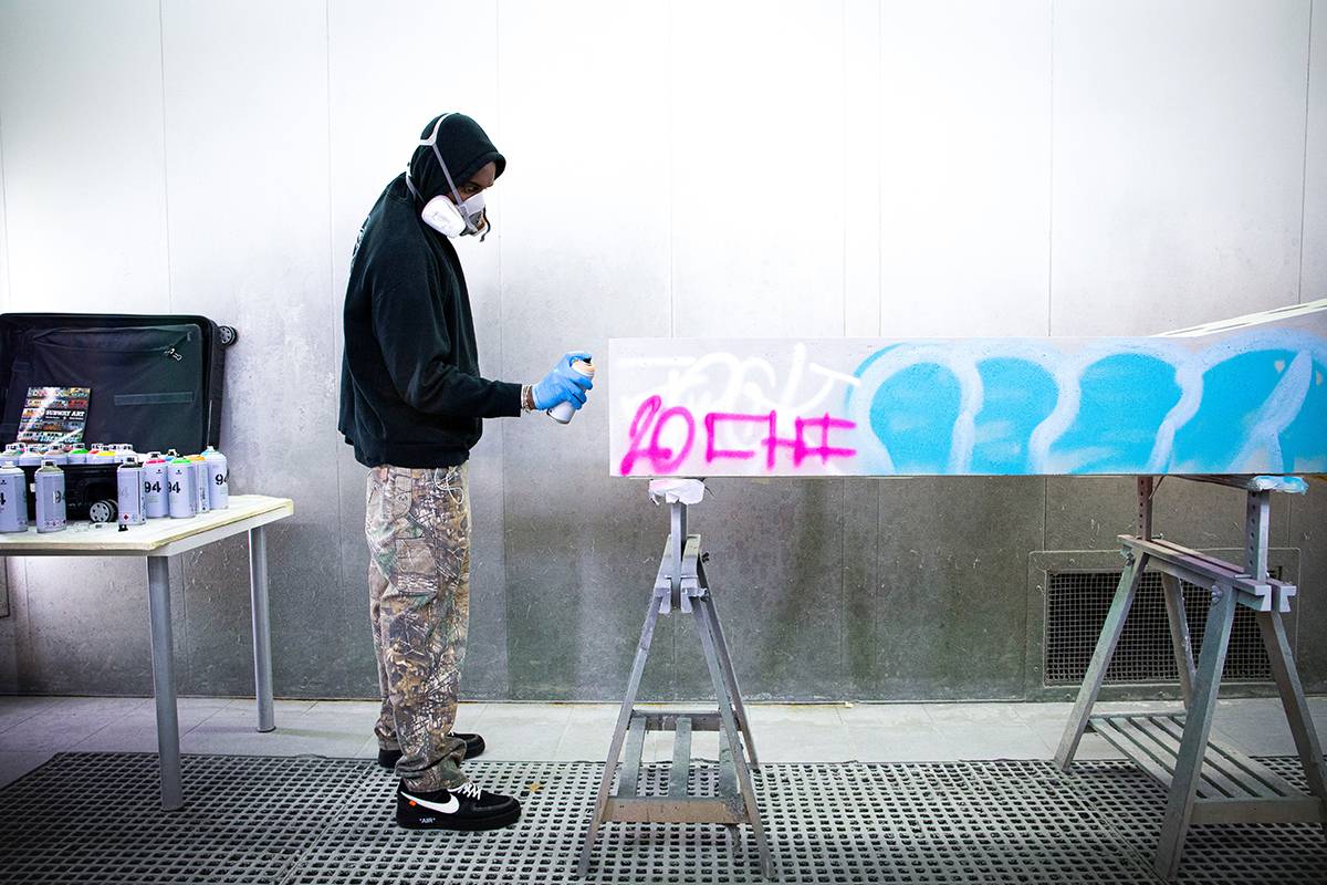 Virgil Abloh podczas tworzenia Efflorescence (Fot. Marie Canciani, Courtesy Galerie kreo)
