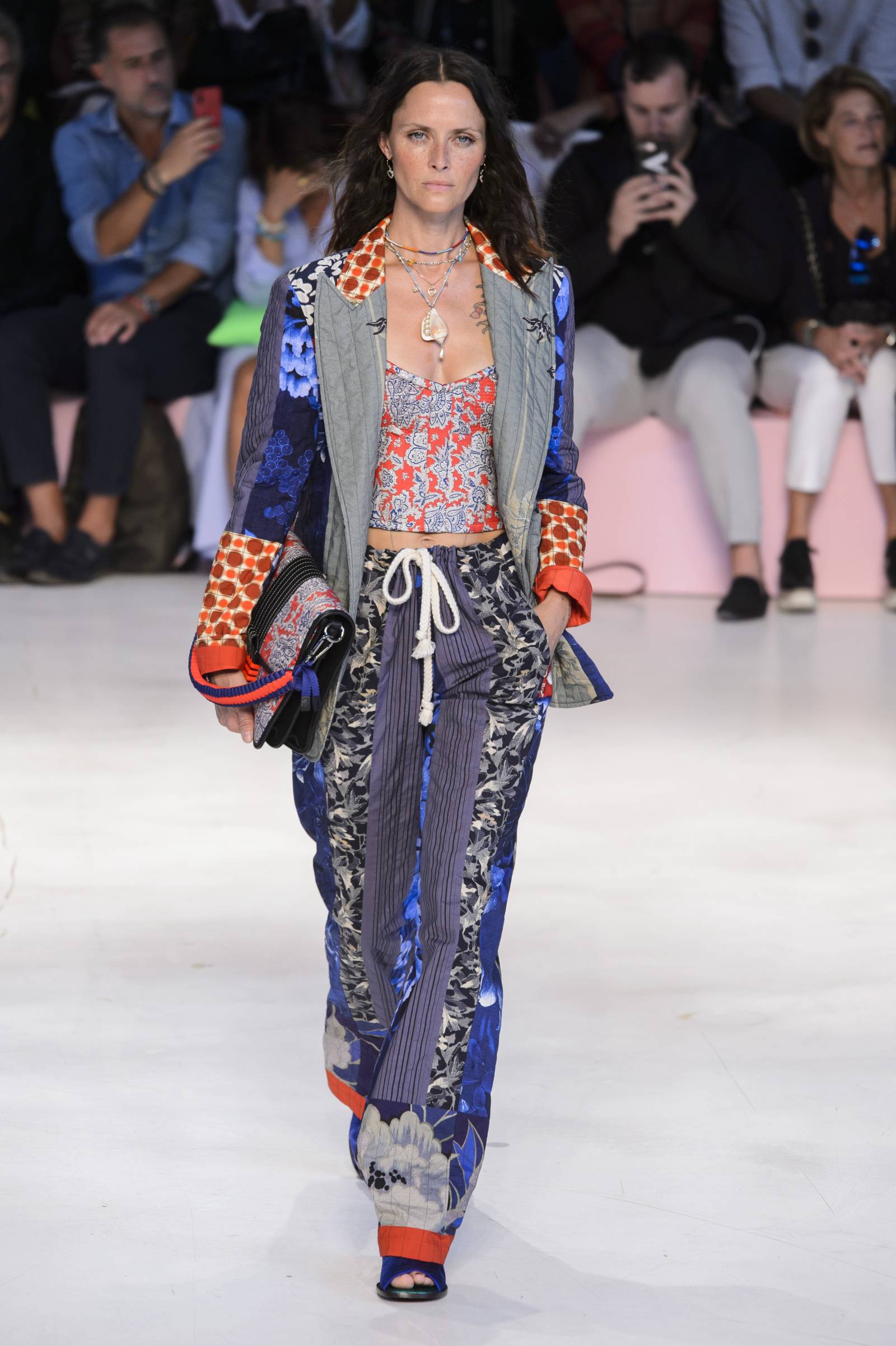 Tasha Tilberg na pokazie Etro (Fot. Imaxtree)