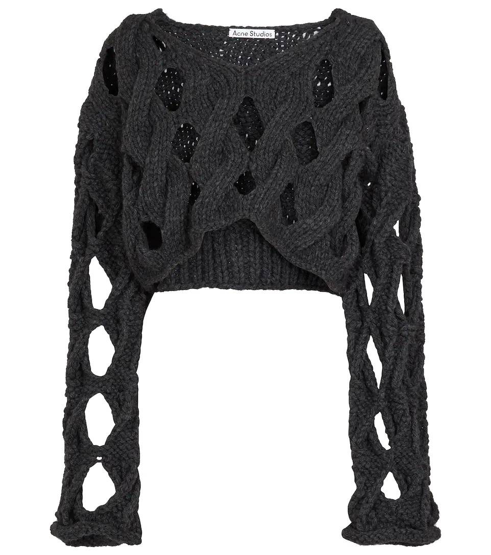 Sweter Acne Studios/ Mytheresa ok. 3400 zł (Fot. materiały prasowe)