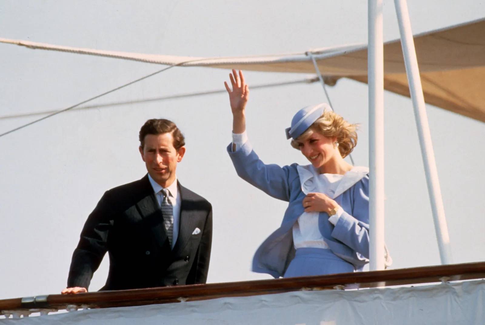 Książę Karol i księżna Diana na Sardynii we Włoszech w 1985 roku. Sześć lat później powrócili na „drugi miesiąc miodowy”. (Fot. Getty Images)