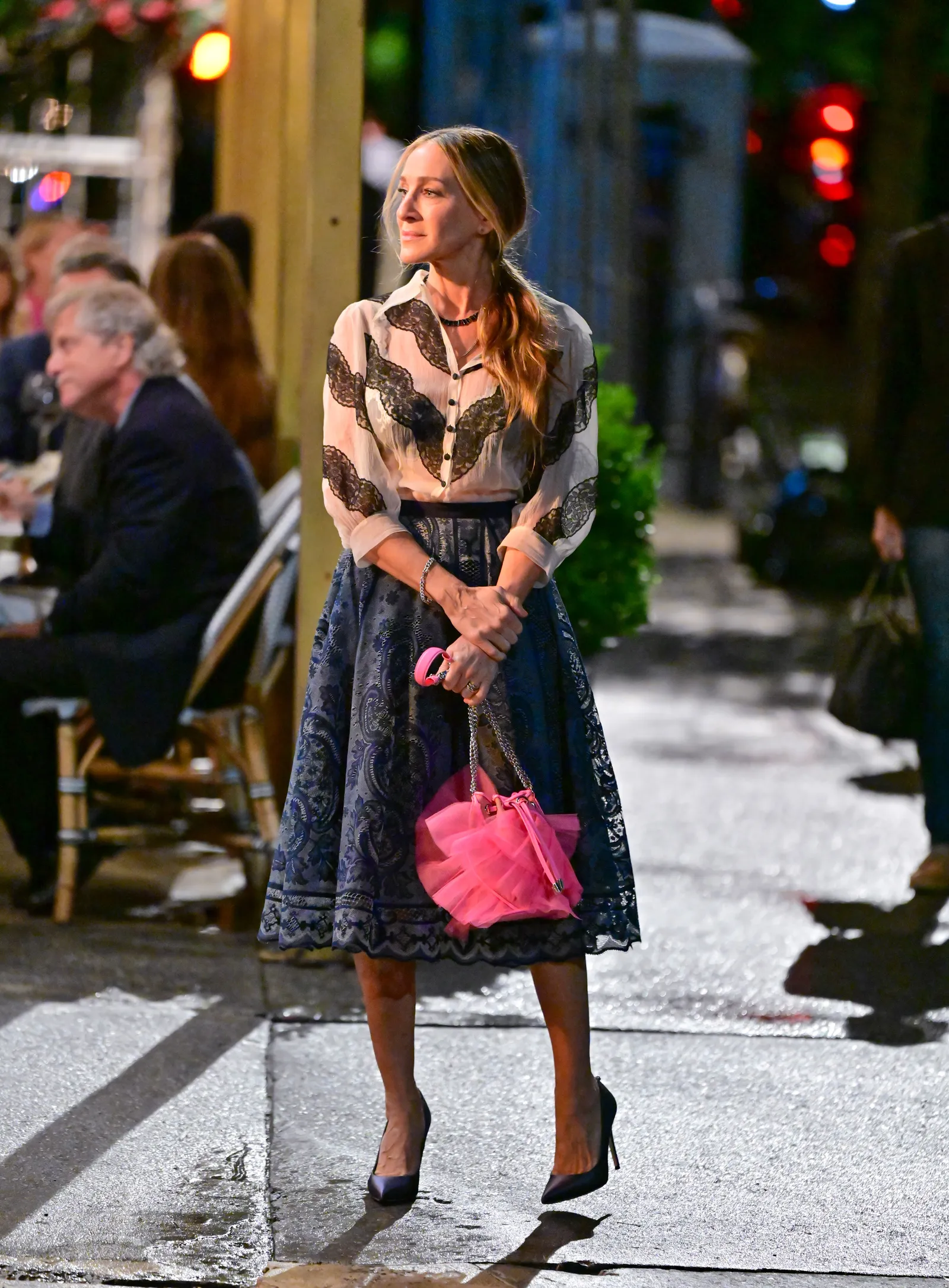 Ulubiony fason spódnicy Carrie Bradshaw powraca do łask: spódnica z koła. Sarah Jessica Parker na planie drugiego sezonu I tak po prostu...
