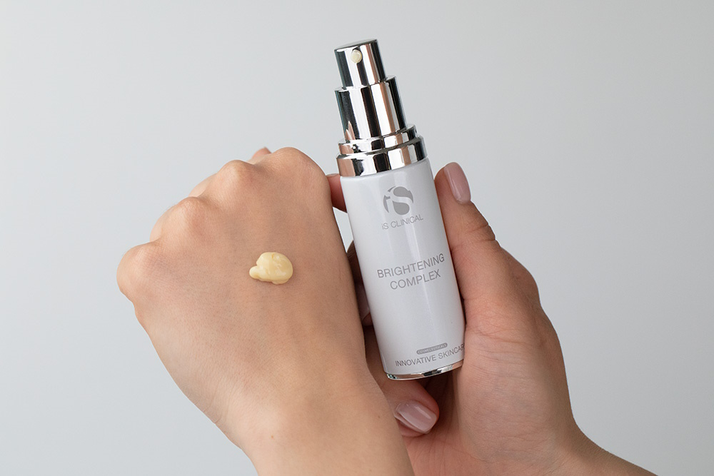 iS Clinical Brightening Complex Krem rozjaśniający przebarwienia na topestetic.pl.