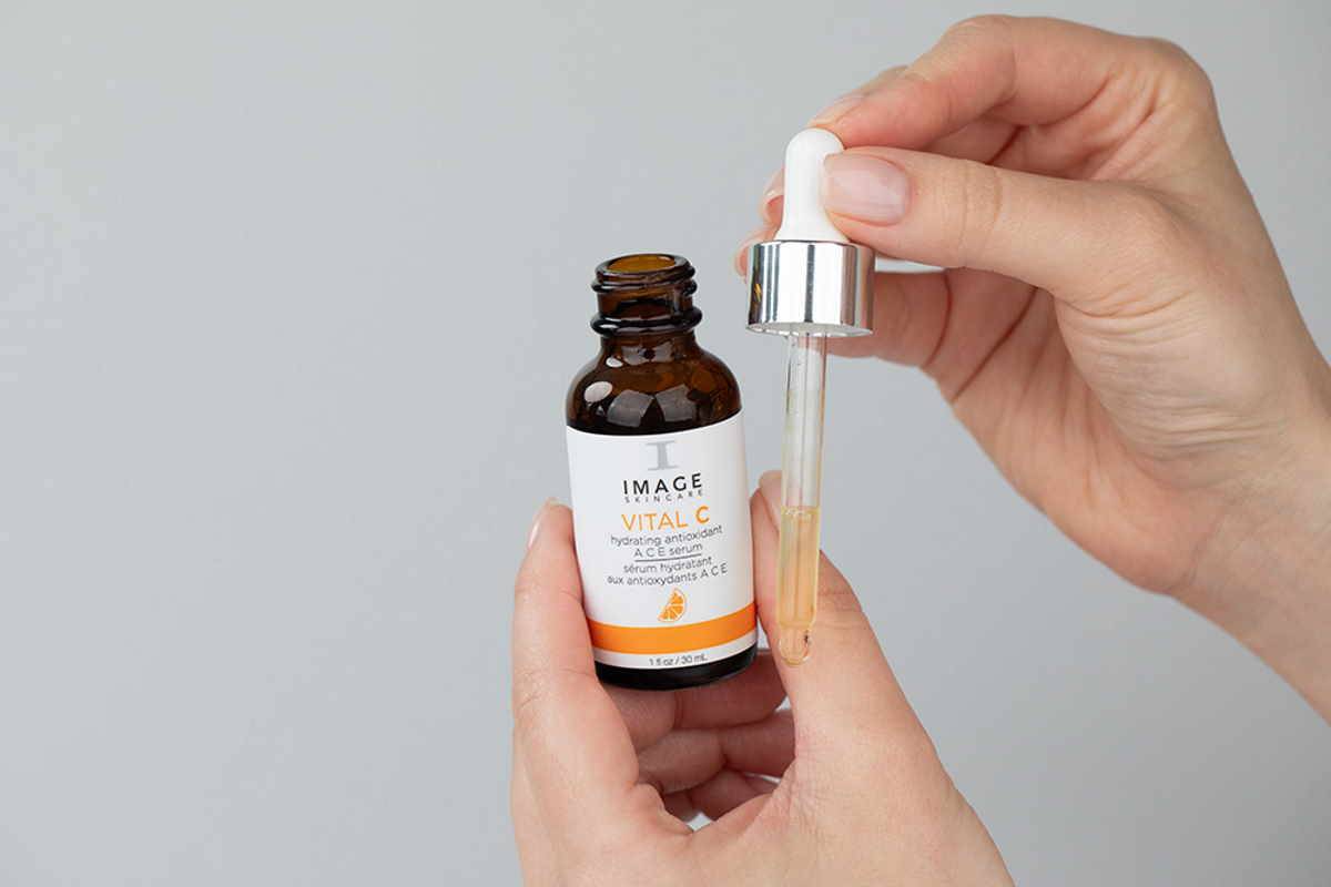 10 najlepszych serum z witaminą C według kosmetologa Topestetic.