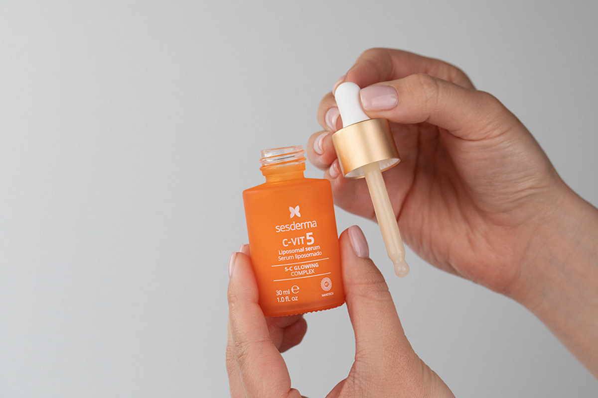 10 najlepszych serum z witaminą C według kosmetologa Topestetic.
